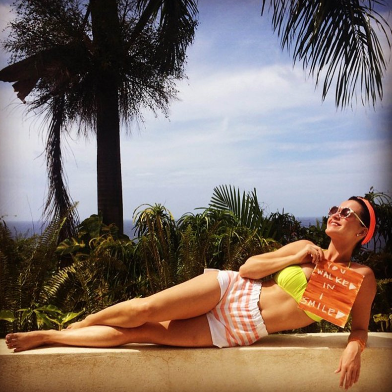 Katy Perry poserar vant. Katy Perry poserar vant.
